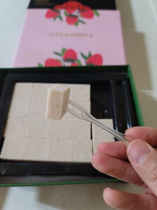 연말/새해선물 딸기 초콜릿 종착역, 건딸기가 상큼하게 씹히는 카카올라 딸기생초콜릿 — 5점을 준 리뷰어가 2021년 9월 올린 사용 사진