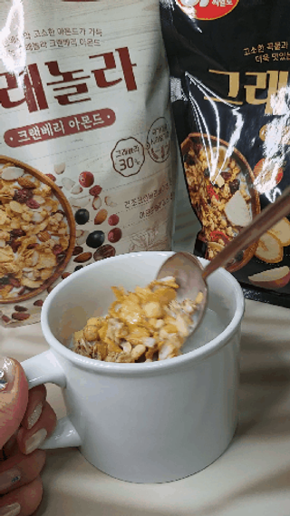 씨알푸드 씨알로 그래놀라 2종 후르츠+크랜베리 아몬드 — 5점을 준 리뷰어가 2022년 7월 올린 사용 사진
