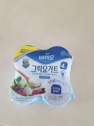 매일바이오 그릭요거트 오리지널 플레인 4개, 로스터리 커피믹스 4개 — 5점을 준 리뷰어가 2021년 12월 올린 사용 사진