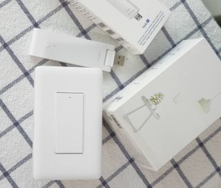 아카라 조명 스위치를 누워서 끄는 방법 (스마트 조명 스위치 2구 + 무선 리모트 스위치 1구 T1, 스마트 허브 E1) — 4점을 준 리뷰어가 2021년 11월 올린 사용 사진