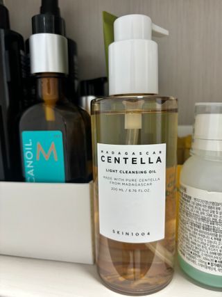 스킨1004 [SKIN1004] 마다가스카르 센텔라 라이트 클렌징 오일 200ml — 5점을 준 리뷰어가 2024년 8월 올린 사용 사진