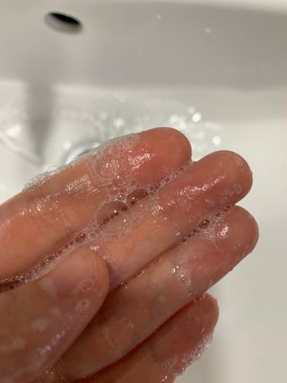 프리마인 더이상 뻣뻣하고 효과없는 탈모샴푸는 NO. 근본부터 케어하는 셀베이스 그린티샴푸(500ml) — 5점을 준 리뷰어가 2023년 5월 올린 사용 사진