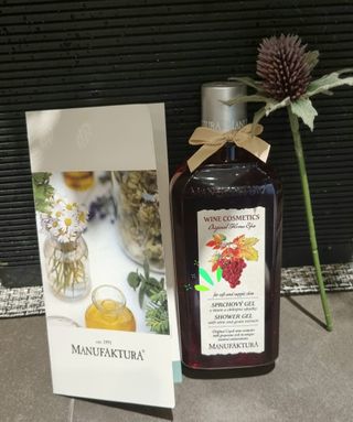 체코 비건화장품 마뉴팍투라 향좋은 와인 샤워젤 (300ml) — 5점을 준 리뷰어가 2022년 6월 올린 사용 사진
