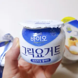 매일바이오 그릭요거트 오리지널 플레인 4개, 로스터리 커피믹스 4개 — 5점을 준 리뷰어가 2021년 12월 올린 사용 사진