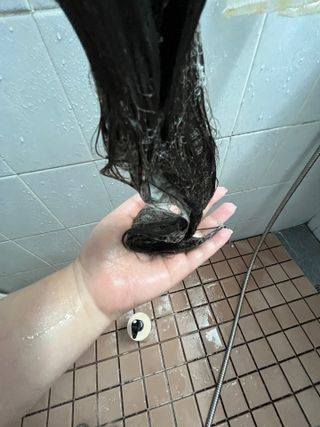 프리마인 더이상 뻣뻣하고 효과없는 탈모샴푸는 NO. 근본부터 케어하는 셀베이스 그린티샴푸(500ml) — 5점을 준 리뷰어가 2023년 3월 올린 사용 사진