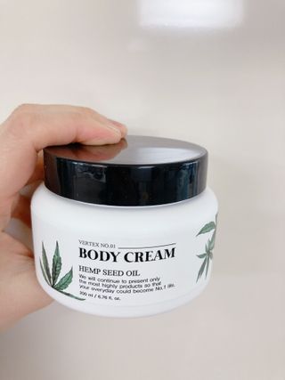 버텍스넘버원 버텍스 넘버원 햄프씨드오일 핸드밤, 바디크림 — 4.5점을 준 리뷰어가 2022년 3월 올린 사용 사진