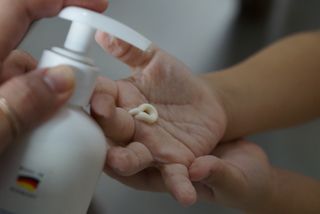mom e 맘이 내추럴 베이비 케어 샴푸앤바스+로션 — 4.5점을 준 리뷰어가 2021년 1월 올린 사용 사진
