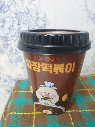 유비쿡 컵떡볶이 매운컵떡볶이2개/ 짜장컵떡볶이 2개  총 4개세트 — 5점을 준 리뷰어가 2021년 3월 올린 사용 사진