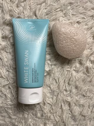 오투에니원 화이트 스완 퍼펙트 폼 클렌징 150g 퍼프증정 — 5점을 준 리뷰어가 2022년 12월 올린 사용 사진