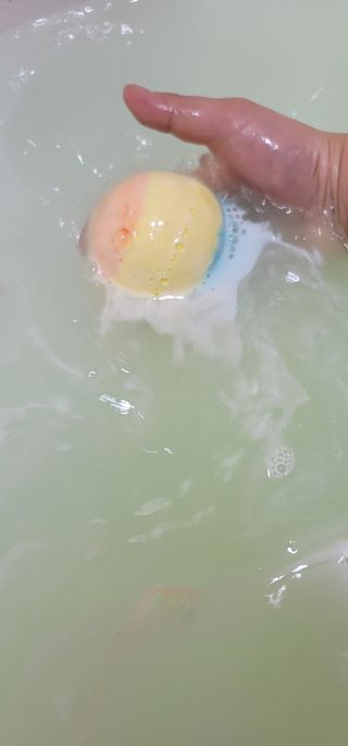 소담스퀘어 상암 Evreryday Bath Bomb Day7(에브리데이 배쓰밤 데이7) / 7종 중 2종 랜덤발송 — 5점을 준 리뷰어가 2022년 11월 올린 사용 사진