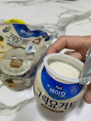 매일바이오 그릭요거트 오리지널 플레인 4개, 로스터리 커피믹스 4개 — 5점을 준 리뷰어가 2021년 12월 올린 사용 사진