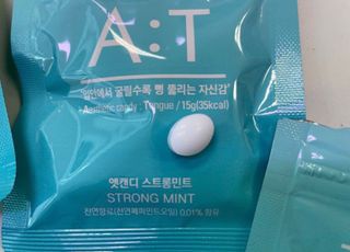 입 냄새 완화에 도움을 주는 에티켓 캔디 앳캔디 스트롱민트 — 5점을 준 리뷰어가 2021년 3월 올린 사용 사진
