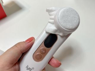 올인원 피부관리 이야 갈바닉 마사지기 — 3점을 준 리뷰어가 2023년 3월 올린 사용 사진