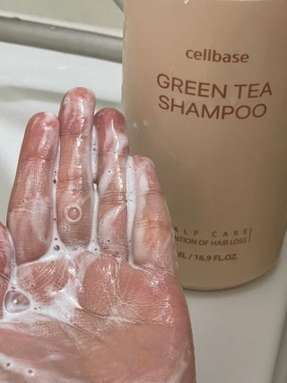 프리마인 더이상 뻣뻣하고 효과없는 탈모샴푸는 NO. 근본부터 케어하는 셀베이스 그린티샴푸(500ml) — 5점을 준 리뷰어가 2023년 4월 올린 사용 사진