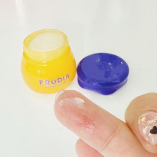 틱톡 [후르디아] 튼입술해결템 올리브영 블루베리 하이드레이팅 허니 립밤 — 5점을 준 리뷰어가 2023년 12월 올린 사용 사진