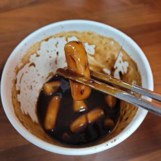 유비쿡 컵떡볶이 매운컵떡볶이2개/ 짜장컵떡볶이 2개  총 4개세트 — 3점을 준 리뷰어가 2021년 3월 올린 사용 사진