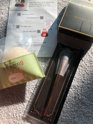 툴앤썸 로즈골드 에디션 치크or쉐딩 브러시+밀키 내추럴 스펀지+호빵 곤약 스펀지 — 5점을 준 리뷰어가 2021년 2월 올린 사용 사진