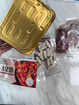 화끈한녀석들 새오똥400g 새우,오징어,똥집 볶음요리 소스,밀떡, 참기름 포함 — 5점을 준 리뷰어가 2022년 11월 올린 사용 사진