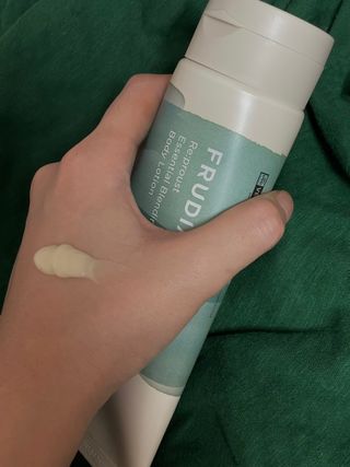 [후르디아] 올리브영 저자극 비건바디로션 — 4점을 준 리뷰어가 2023년 9월 올린 사용 사진