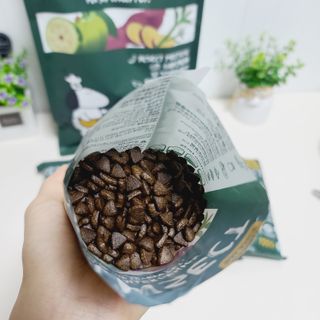 [푸디웜] 라포그  리얼인섹트 웨이트밸런스 저알러지 강아지 사료  1.2KG — 5점을 준 리뷰어가 2021년 7월 올린 사용 사진