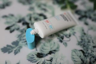 리더스코스메틱 리더스 카밍 바이오틱스 선 에센스 SPF 50+ PA++++ — 4.5점을 준 리뷰어가 2022년 6월 올린 사용 사진