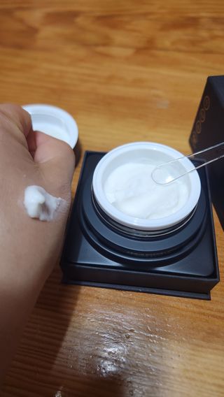 오투에니원 갈락토미세스 비타민 C 프리미엄 블랙스완 크림 50g — 5점을 준 리뷰어가 2023년 1월 올린 사용 사진