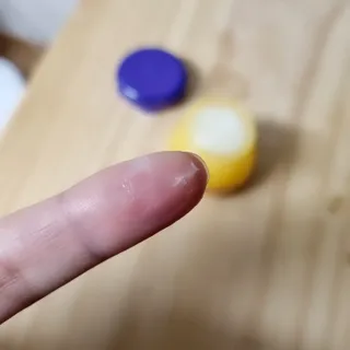틱톡 [후르디아] 튼입술해결템 올리브영 블루베리 하이드레이팅 허니 립밤 — 5점을 준 리뷰어가 2023년 12월 올린 사용 사진