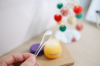 틱톡 [후르디아] 튼입술해결템 올리브영 블루베리 하이드레이팅 허니 립밤 — 5점을 준 리뷰어가 2023년 12월 올린 사용 사진