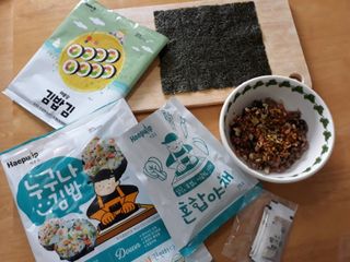 해풀잎 누구나 김밥*1ea [(혼합야채 35g *1ea,  김밥김 (5g, 5ea),  양념간장 (6g, 5ea), 참기름(5g, 2ea)] — 4점을 준 리뷰어가 2022년 8월 올린 사용 사진