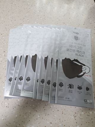 에버그린 순면 끈조절 KF80 마스크 - 화이트/블랙 컬러 대형 - 10매 — 5점을 준 리뷰어가 2021년 6월 올린 사용 사진