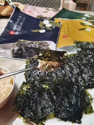 [해림맛김] 들기름에 구운 바삭바삭 김 4종 세트 + 1종 랜덤발송 총5개입 — 5점을 준 리뷰어가 2021년 2월 올린 사용 사진
