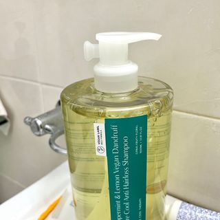 닥터시드 페퍼민트 앤 레몬 비건 비듬케어 쿨 탈모 샴푸 (1000ml) — 5점을 준 리뷰어가 2024년 1월 올린 사용 사진
