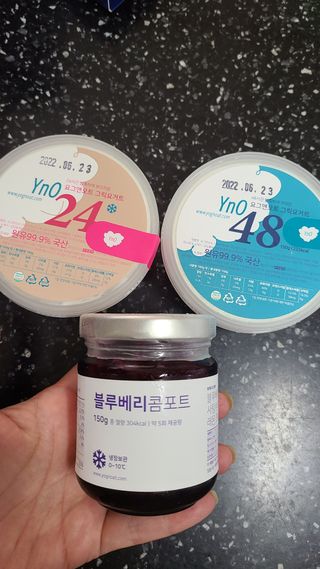 요그앤오트 그릭요거트 24 150g +  그릭요거트 48 150g + 블루베리 콤포트 — 5점을 준 리뷰어가 2022년 6월 올린 사용 사진