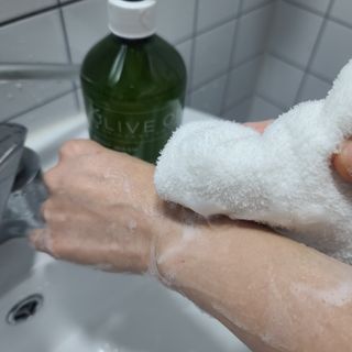 올리브 오일 스킨케어 컴퍼니 [OOSC] 향기로운 보습 로즈 제라늄 바디워시 500ml — 5점을 준 리뷰어가 2021년 5월 올린 사용 사진