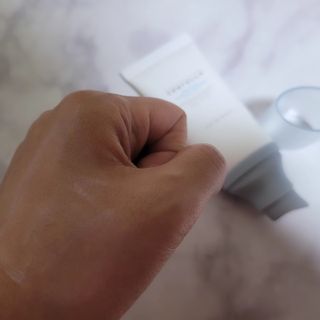 [스킨1004] 마다가스카르 센텔라 히알루-시카 워터핏 선세럼 50ml — 5점을 준 리뷰어가 2024년 5월 올린 사용 사진