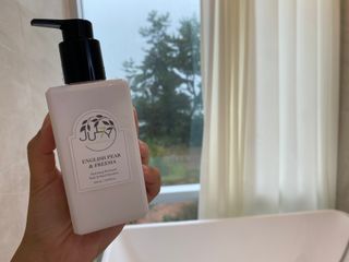 줄라이 모닝 _ JULY MORNING 줄라이모닝 하이드레이팅 퍼퓸드 바디앤핸드 에멀젼 — 5점을 준 리뷰어가 2021년 9월 올린 사용 사진