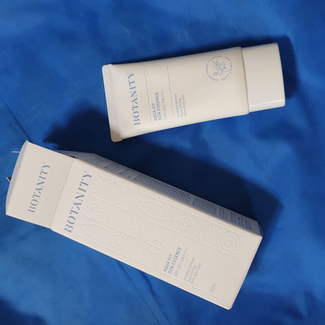 보타니티 촉촉수분자차 아쿠아핏 선 에센스 SPF50+ PA++++ 리뷰 사진
