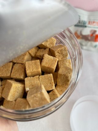 [펫시밀] 원물그대로 영양듬뿍 진공동결건조 북어트릿75g,치킨트릿100g,연어트릿75g 강아지 고양이 간식 — 5점을 준 리뷰어가 2023년 5월 올린 사용 사진