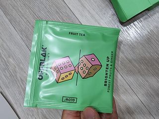 [오프블랙] 얼굴톤이 달라지는 히비스커스티 브라이튼업 — 5점을 준 리뷰어가 2022년 6월 올린 사용 사진