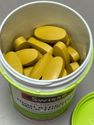 Swisse 스위스 고함량 밀크씨슬 35,000mg 60정 — 4.5점을 준 리뷰어가 2021년 11월 올린 사용 사진