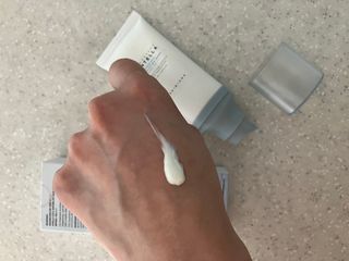 [스킨1004] 마다가스카르 센텔라 히알루-시카 워터핏 선세럼 50ml — 5점을 준 리뷰어가 2024년 6월 올린 사용 사진