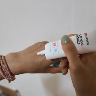 리더스코스메틱 리더스 카밍 바이오틱스 선 에센스 SPF 50+ PA++++ — 5점을 준 리뷰어가 2022년 7월 올린 사용 사진