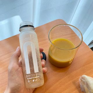 BLENDY'S 핑크 스무디+블론디 스무디 — 5점을 준 리뷰어가 2021년 10월 올린 사용 사진