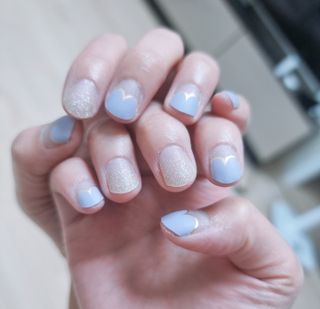 [네일가게] 햇빛에 닿으면 색이 변하는 신기한 햇살 반전 네일스티커 — 4점을 준 리뷰어가 2021년 8월 올린 사용 사진