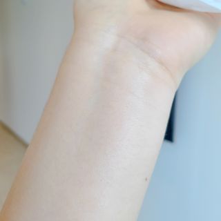 틱톡 [후르디아] 백탁NO! 화잘먹 수분광 선 에센스✨ — 5점을 준 리뷰어가 2023년 6월 올린 사용 사진