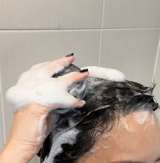 free [아토르] 9종 임상완료 아토르 다름 샴푸바_블랙  프리미엄 두피 케어 샴푸바 — 5점을 준 리뷰어가 2023년 11월 올린 사용 사진