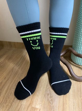 사이즈가 있는 양말 필로이 운동하기 좋은 날!_스포츠 크루 양말 4족 세트_남여 각각 (S,M,L)_컬러 랜덤 발송 — 5점을 준 리뷰어가 2022년 5월 올린 사용 사진
