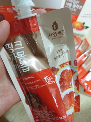 자연에온 핑크 자몽 착즙 100mL 10개입 1BOX +가 득담은 자몽 콜라겐 젤리스틱 1BOX — 5점을 준 리뷰어가 2021년 6월 올린 사용 사진
