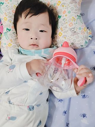 유비맘 트라이탄 코니빨대컵_컬러 랜덤 발송 — 5점을 준 리뷰어가 2021년 3월 올린 사용 사진