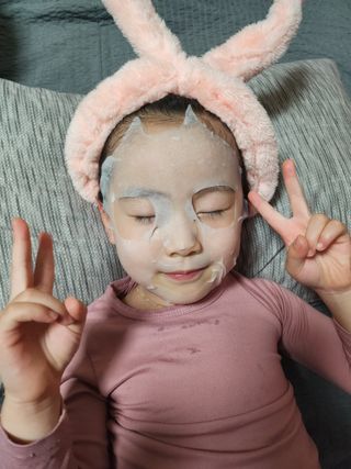 소이베베X신비아파트 키즈 아토 활력 마스크팩(금비 모양) 1+1 — 4.5점을 준 리뷰어가 2023년 3월 올린 사용 사진